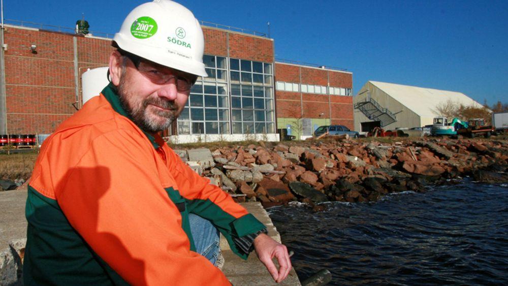 Bjørn Pettersen i Södra Cell Tofte foran den nedlagte klorfabrikken der Statkraft nå skal bygge et pilotanlegg for produksjon av saltkraft