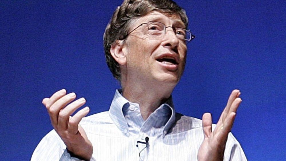GIR BORT: Bill Gates leker gavmild julenisse overfor studenter i midten av februar.