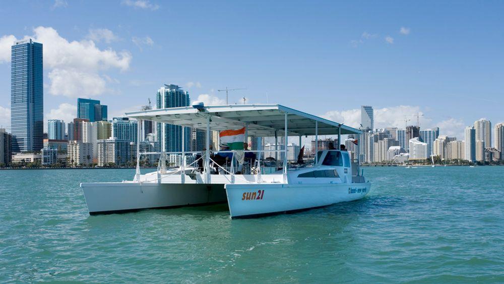 KUN SOL: Hele båtens tak er et gigantisk solcellepanel. Her er sun21 utenfor Miami.