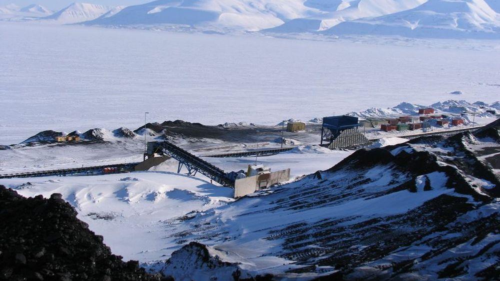 Lager og utskipingshavn for kull i Longyearbyen på Svalbard.