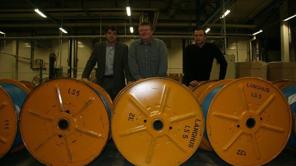 MILLIONER: Eneas Energy sparer næringslivet for millioner i energiutgifter. Fra venstre fabrikksjef i Nexans Tommy Pedersen, Jakob Austgulen og Erlend Sand i Eneas Energy.