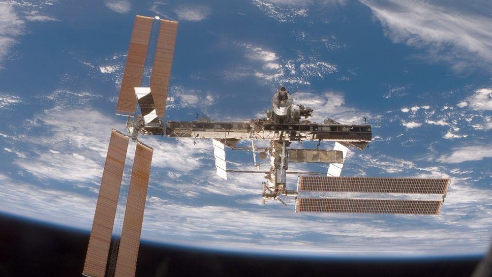 Mannskapet ved den internasjonale romstasjonen kastet mandag ut 700 kilo skrap.