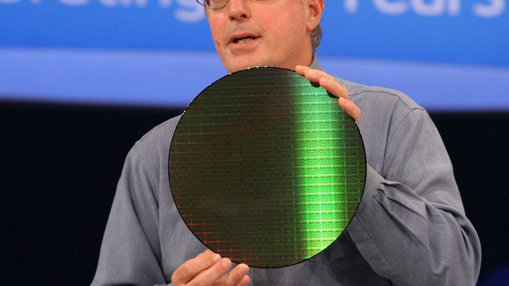 ALLT KLART:
Intels toppsjef Paul Otellini viser frem en silisiumskive med hundrevis av Penryn-prosessorer som snart skal inne i nye PC-er