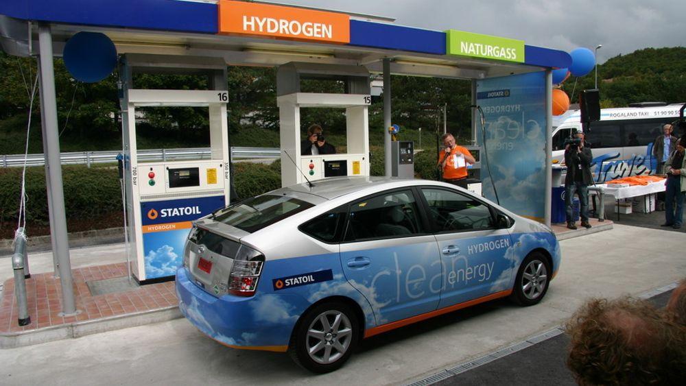 OPPFORDRING: Statoil disponerer to Toyota Prius hydrogenbiler, Lyse har én og det samme har Rogaland fylkeskommune. Som partnere i HyNor-prosjektets knutepunkt Stavanger, vil de reklamere for miljøvennlige biler ved å kjøre dem selv.