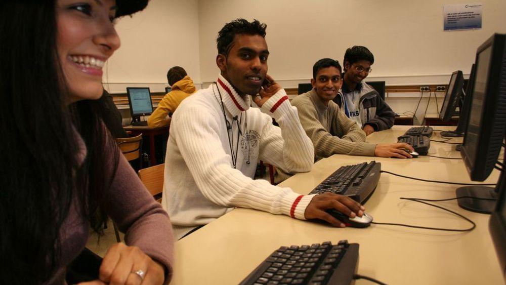 Det skal bli lettere for disse ingeniørstudentene å komme ut i arbeidslivet etter eksamen. Arooj Ahmed, Vimel Vijayarajah, Neethiwarman Rasalingam og S. Pragas studerer data ved ingeniørstudiet dev Høgskolen i Oslo.