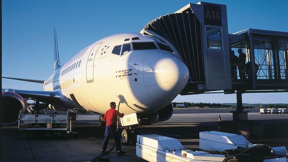 Oslo Lufthavn Gardermoen. Et SAS-fly gjøres klar for avganng.