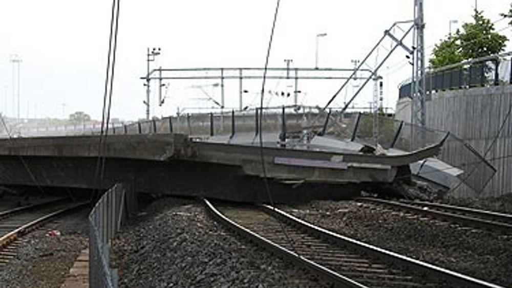Tidkrevende: Mellom tre og fire tusen tonn betong og armering må fjernes fra skinnegangen før togtrafikken kan gå som normalt på Østfoldbanen.