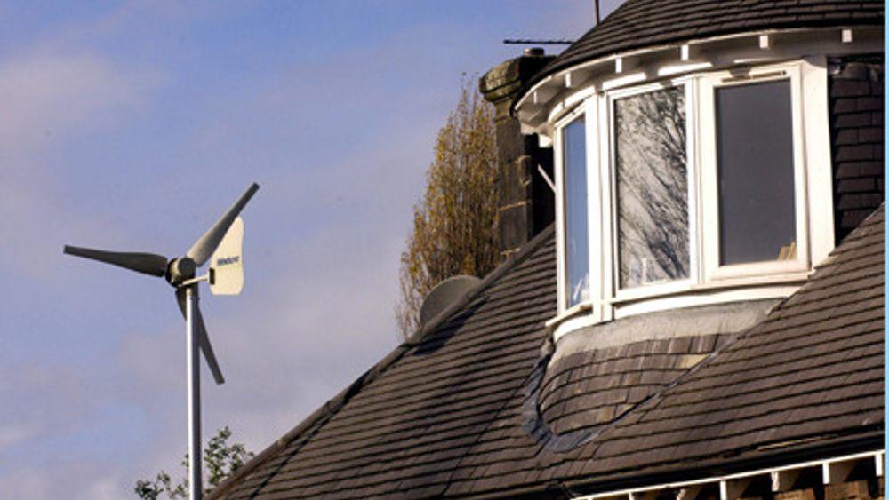 SPAR STRØM: En mikroturbin på taket kan gi strøm til å drive de fleste apparatene du har i huset. Ikke behøver det å blåse storm heller: En og en halv sekundmeter vind er nok, hevder engelskmennene.