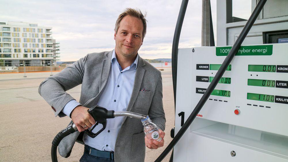 Administrerende direktør Geir H. Ingeborgrud i Eco-1 vil erstatte mest mulig av norsk diesel med finsprodusert fornybar diesel. Den klare væsken han holder i hånden er deres G2 polar som ser ut som vann og er nesten luktfri. Svært ulikt vanlig diesel.  