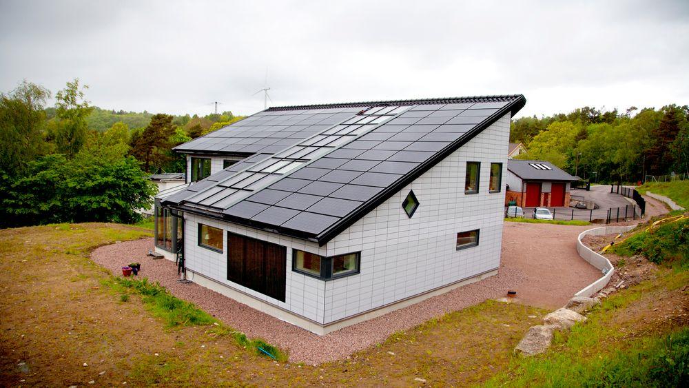 Lager utstillingsvindu: Hans-Olof Nilsson bor i Agnesberg utenfor Gøteborg. På dagen driver han et vindkraftselskap. Ellers bruker han all ledig tid på å gjøre det nybyggede huset uavhengig av strømnettet. På taket er 20 m2 kledd med solfangere og solceller (20kW), som styres i retning av solen.