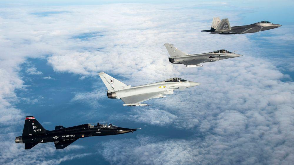 Dassault Rafale (nr 2) og Eurofighter Typhoon (nr 3) er to mulige erstattere for F-18 i Finland. Det er ikke F-22 Raptor (nr 1) eller treningsflyet T-38 Talon. Bildet er fra en øvelse i desember der Frankrike, Storbritannia og USA trente på felles luftoperasjoner. 