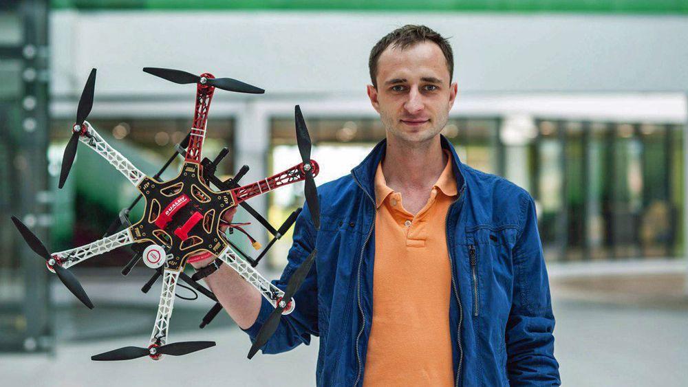 Igor Danilov har utviklet dronen som teoretisk kan fly nærmest i det uendelige, med automatsik batteribytte.