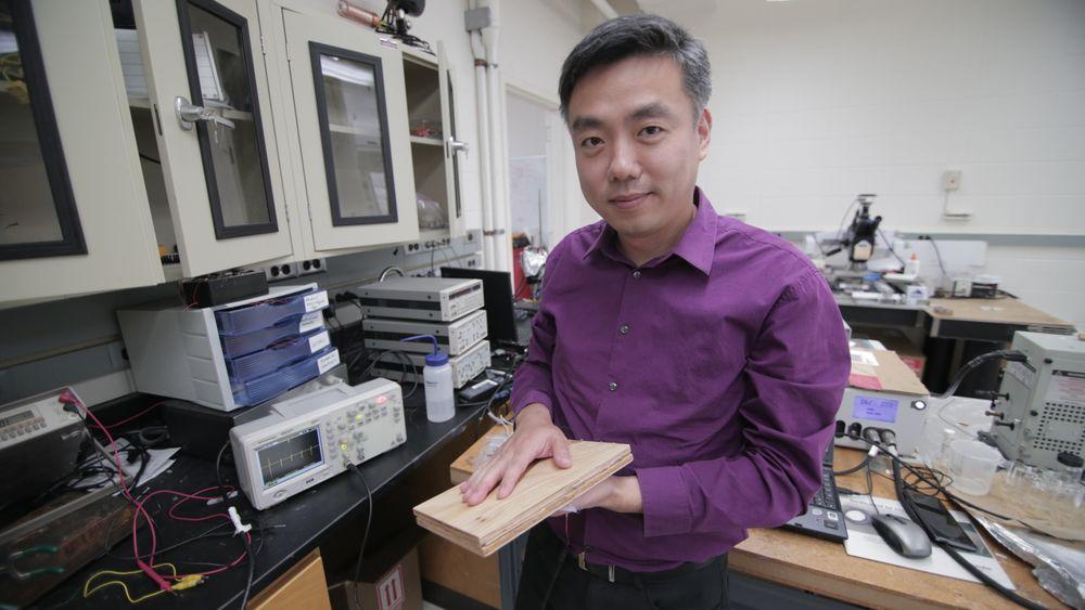 Førsteamanuensis Xudong Wang ved University of Wisconsin-Madison viser frem en prototype av teknologien for å generere energi fra fottrykk.