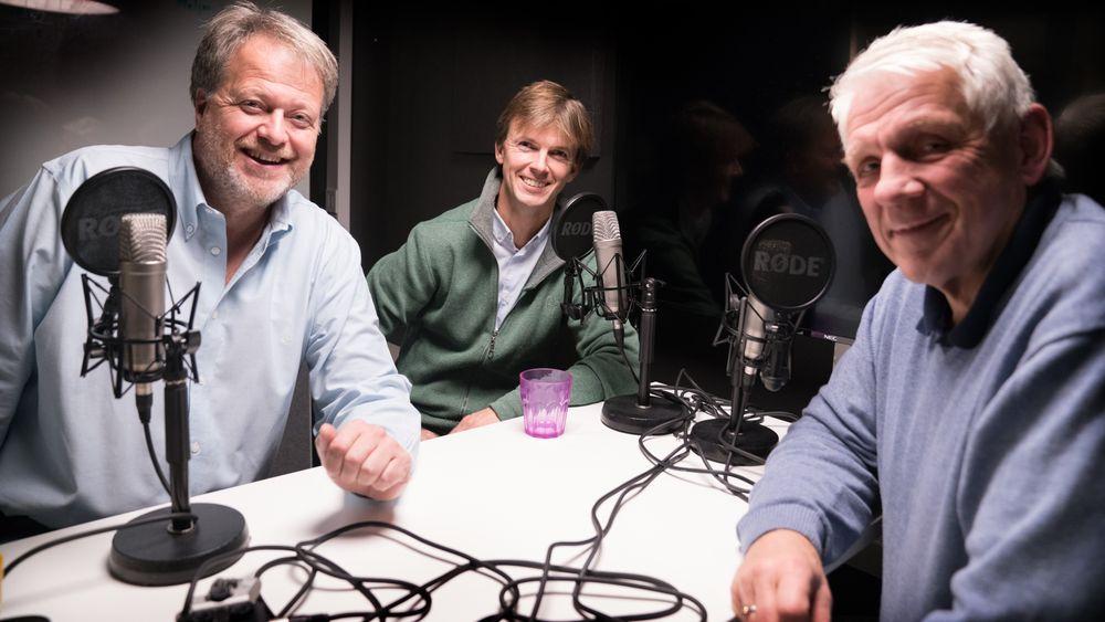 Erik Sauar (midten) er gjest hos Jan Moberg og Odd Richard Valmot i ukens podcast.