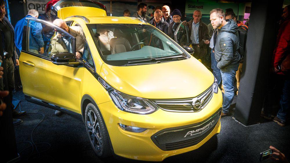Opel Ampera-e står utstilt på Youngstorget i øyeblikket, men trenger neppe mer reklame. Det er vanvittig rift etter elbilen.