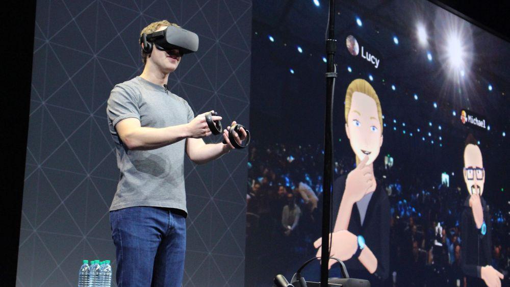 Administrerende direktør i Facebook, Mark Zuckerberg, holder foredrag under Oculus' utviklingskonferanse i San Jose i oktober i år med VR-briller på.