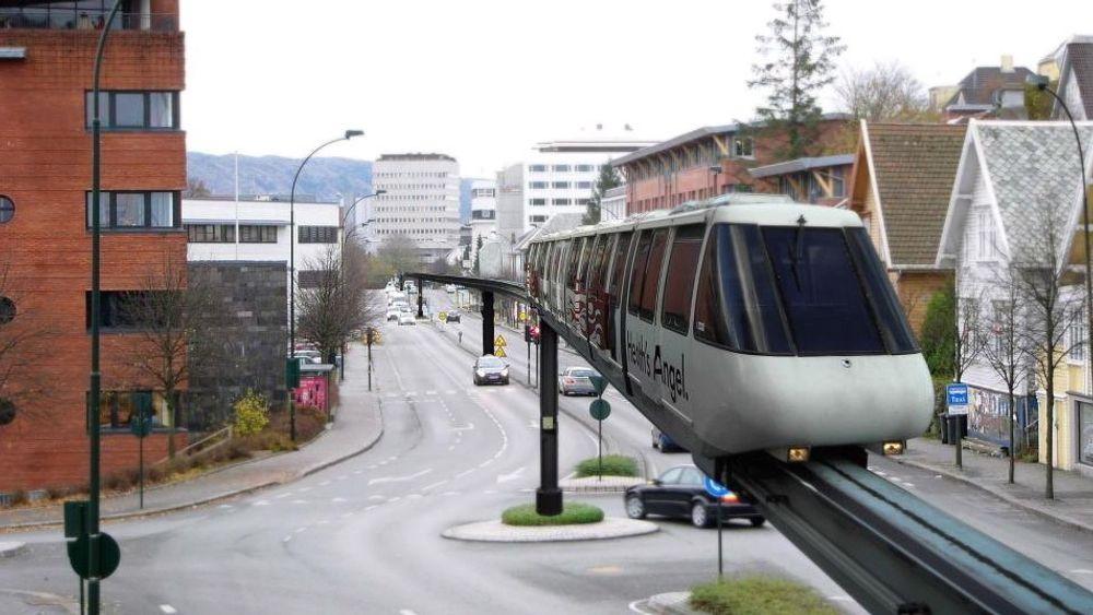 Monorail har lenge vært forbundet med noe de har i fornøyelsesparker eller gjøres narr av i en TV-episode av The Simpsons. Nå er dette en løsning som velges i stadig flere store byer rundt om i verden, skriver Bloomberg-skribent Adam Minter. I Norge har Monorail tidligere vært nevnt i debatten om fremtidig transportsystem i Stavanger, som du også kan se i montasjen.