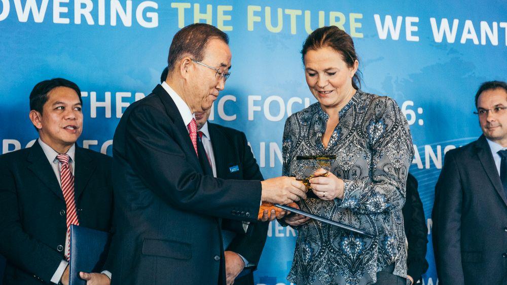 FNs generalsekretær Ban Ki-moon overrakte i New York onsdag Sintefs konsernsjef Alexandra Bech Gjørv prisen for å ha vunnet FNs årlige konkurranse om bærekraftige energiløsninger.