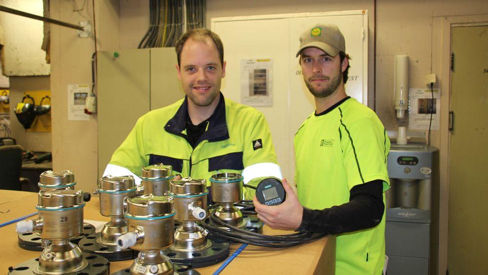 Børge Tjelta fra Siemens (til venstre) og Espen Refvik fra Felleskjøpet Rogaland Agder med de nye nivåmålerne før montering.