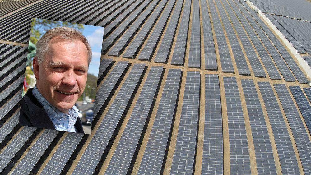 Konsernsjef Raymond Carlsen studerte solenergi i USA på 1980-tallet. I bakgrunnen Scatec Solars Agua Fria-solkraftverk på 60 MW  i Honduras.