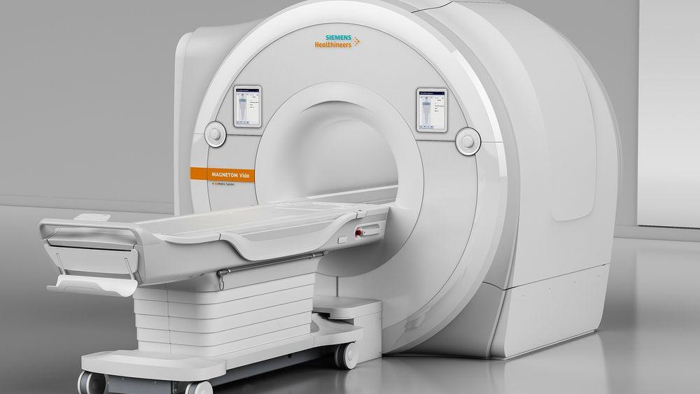Siemens Healthineers kommer med en ny og sterkt forbedret variant av MRI – Magnetic resonance imaging, kalt Magnetom Vida1. Den skal gi vesentlig bedre bilder under vanskeligere forhold, og ikke minst gjøre jobben mye raskere enn tidligere.