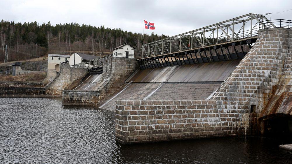 Norske kraftkabler mister fire prosent av kraften på vei til Danmark, som bidrar til at driften går i minus 62 prosent av tiden. Illustrasjonbildet er av Rånåsfoss kraftverk.