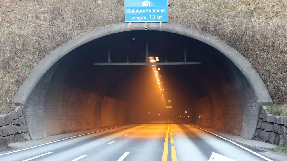 To personer ble evakuert ut av Oslofjordtunellen etter at en lastebil med papir begynte å brenne ca. to kilometer inn i tunellen fra Drøbaksiden