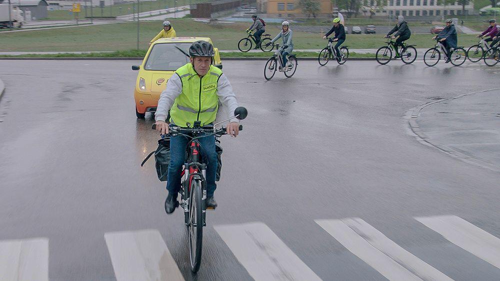 Tyske Robert Mohr sikter på å sykle 24.000 km på fire måneder, for å slå verdensrekorden for elsykkel. 