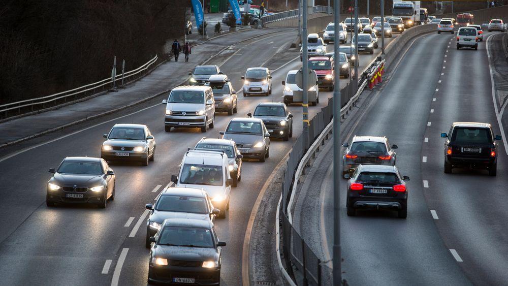 Nordmenn er mer tilbøyelige enn svensker til å ta bil ved reiser i byen. Her fra Ring 3 ved Storo i Oslo