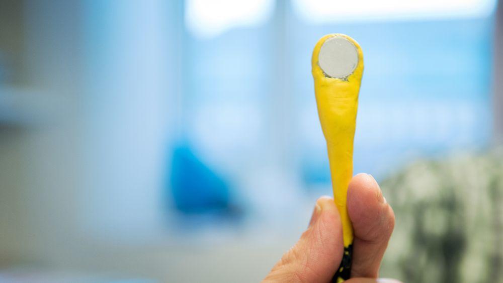 Enkelt: Den lille proben festes på en tå eller finger. Deretter måles blodets fart gjennom årene med ultralydteknologi. Selve prøven tar to minutter og hvem som helst skal kunne lese av  måleresultatet.