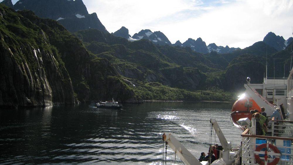 Trollfjorden står ikke på Unescos Verdensarvliste, men er like utsatt for forurensning fra cruiseskip, turistbåter og Hurtigruten. 