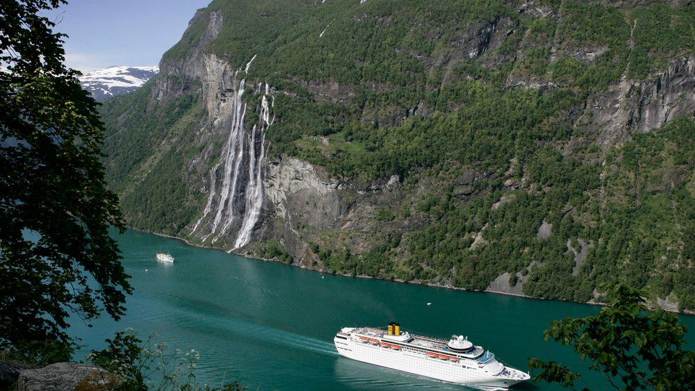 Skipene som kommer inn norske fjorder forurenser lufta med NOx, svovel og partikler. I tillegg bidrar de med CO2-utslipp. Fra 2026 blir det krav om nullutslipp.