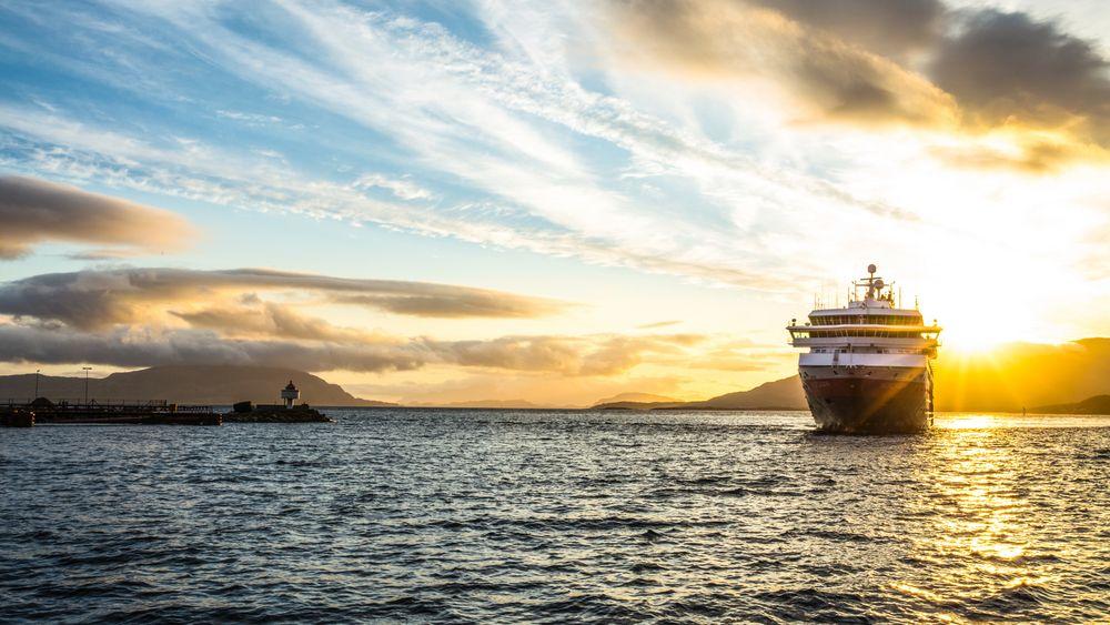 MS Nordkapp i solnedgang. Hurtigruten ASA vil fortsette å seile kystruten Bergen-Kirkenes og vil søke alle tre anbudene.