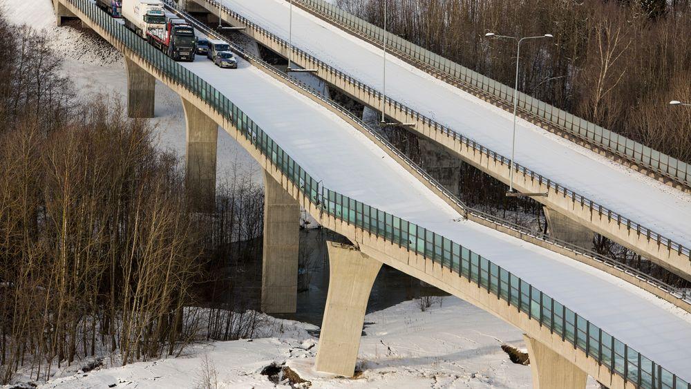 E18 i Vestfold ble stengt i begge retninger etter at Skjeggestadbrua i Holmestrand falt delvis sammen 2. februar 2015. Grunnforholdene medvirket til kollapsen.
