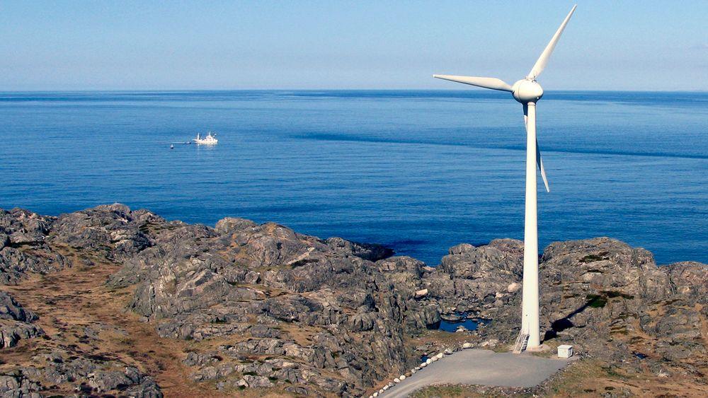 Helt ute i havgapet på Utsira står en av to vindturbiner. De har stått der siden 2004. Nå har Solvind søkt om å etablere en ny vindpark på Utsira og da vil også turbinene i Utsira I byttes ut.  
