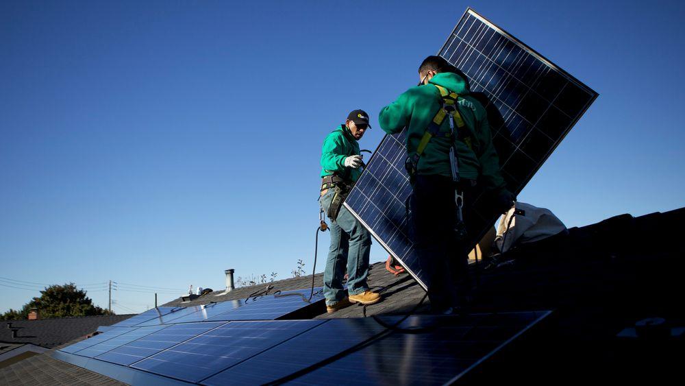 Installasjon av solceller på et tak i  San Leandro i California.