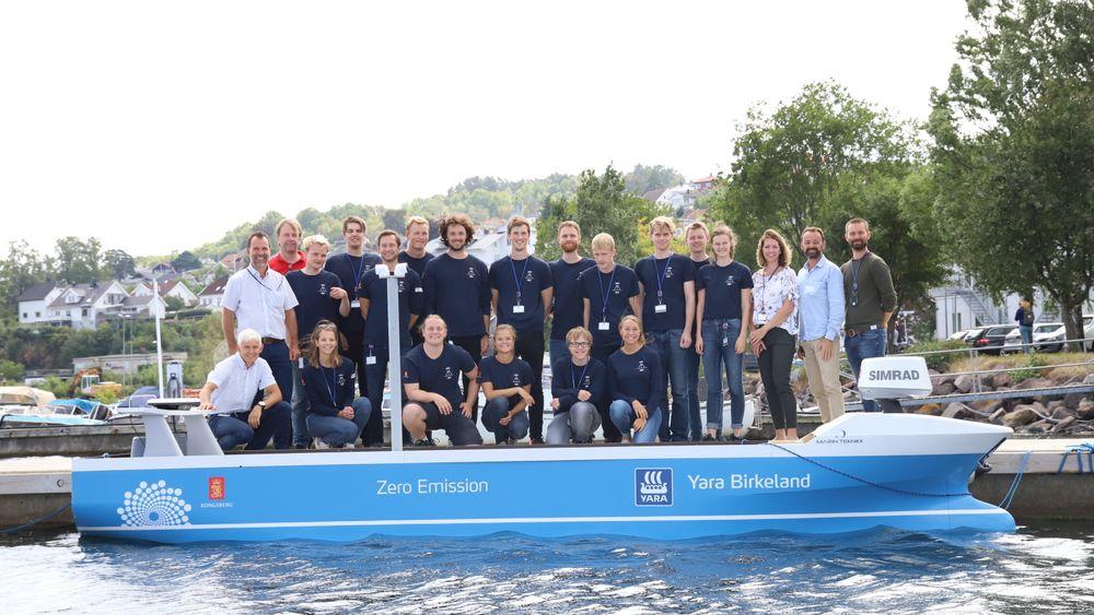 Studentprosjekt Kongsberg Maritime/FFI 2018: Smartship. De 16 studentene og veiledere og prosjektledere fra Kongsberg Maritime foran modellen de har utstyrt og testet. 