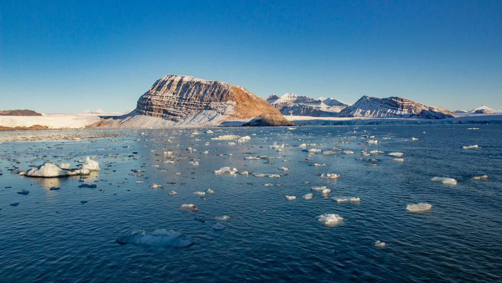 Smeltende is fra isbreer ved Kongsfjorden ved Ny-Ålesund på Svalbard. Øygruppa ligger i et av områdene på jorda med raskest temperaturøkning.