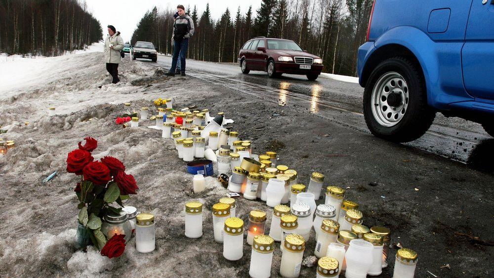 Trafikkulykker tar liv hvert 24. sekund. Bildet er tatt på et ulykkessted i Finland der 23 mennesker omkom da en trailer kolliderte med en buss i 2004.