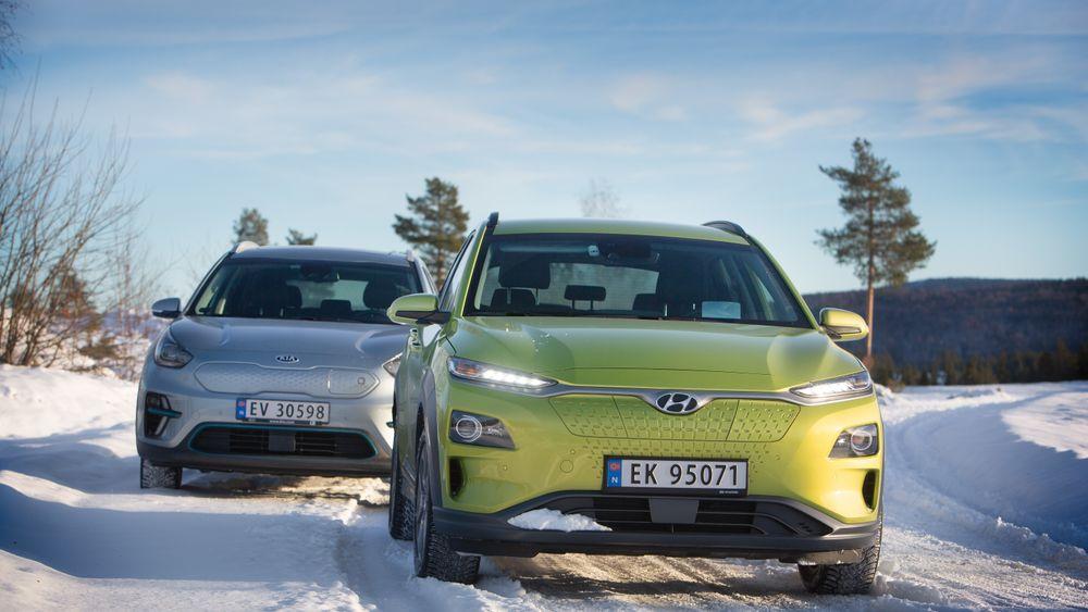 Kia e-Niro (bak) og Hyundai Kona er to biler i samme prisklasse som Model 3. Begge kommer fra samme konsern.