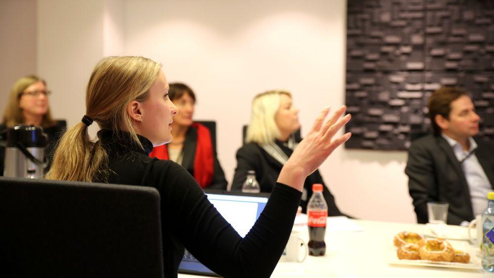 Utvikler i Norkart, Anne Sofie Strand Erichsen (foran), la fram sin nye løsning for digital nabovarsling for kommunal- og moderniseringsminister Monica Mæland (midten) onsdag.