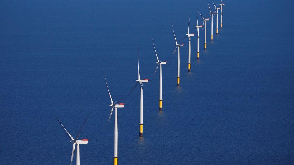 Equinor vil bygge stor flytende vindpark. Her fra en bunnfast havvindpark utenfor Blackpool i Storbritannia.