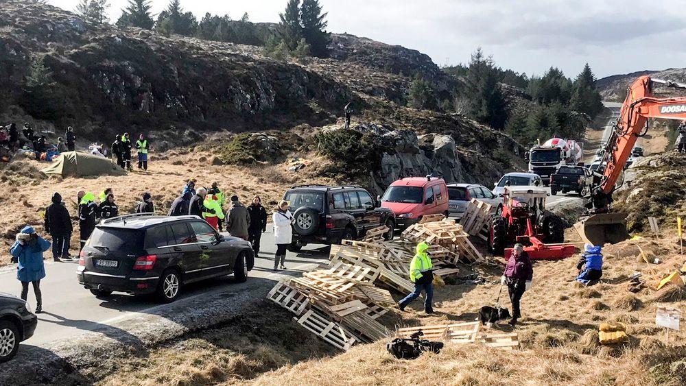 Demonstranter har tidligere brukt paller for å hindre anleggstrafikk å kjøre forbi. Nå har ti demonstranter møtt opp igjen for å forsøke å stanse vindkraftutbyggingen på Frøya.