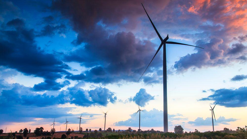 Fokus på vindmøller – og for så vidt all annen energiproduksjon – bør være størst etter at energiforbruket er redusert med kostnadseffektive løsninger, skriver artikkelforfatterne.