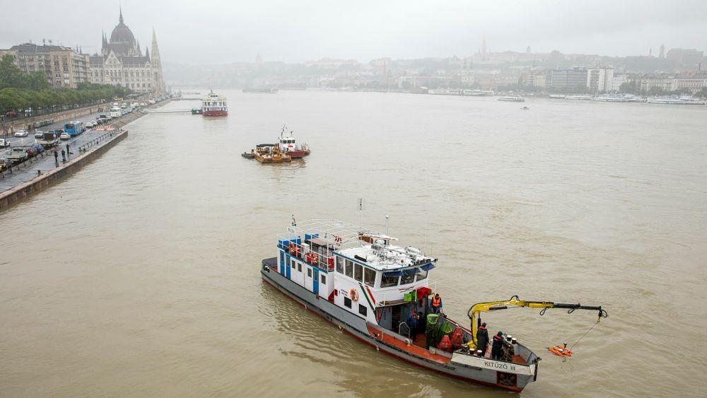 Redningsfartøy ved Margaret-brua på Donau, der skipsvraket er blitt funnet.