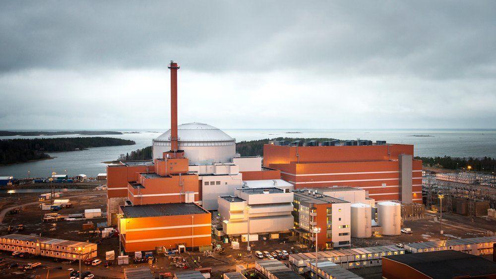 Mange land unnlater å levetidsforlenge de aldrende kjernekraftverkene sine, og er samtidig tilbakeholdne med å bygge nye. Noen av årsakene er de lave energiprisene og billige CO2-kvoter, men rapporten fra IEA peker også på de store investeringene, samt faren for forsinkelser, slik som på den finske reaktoren Olkiluoto 3, som snart står klart – ti år etter planen.
