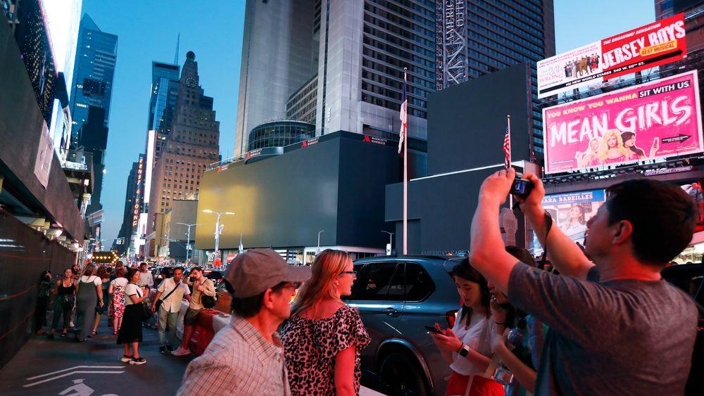 Skjermene på ikoniske Times Square ble mørklagt under strømbruddet lørdag kveld.