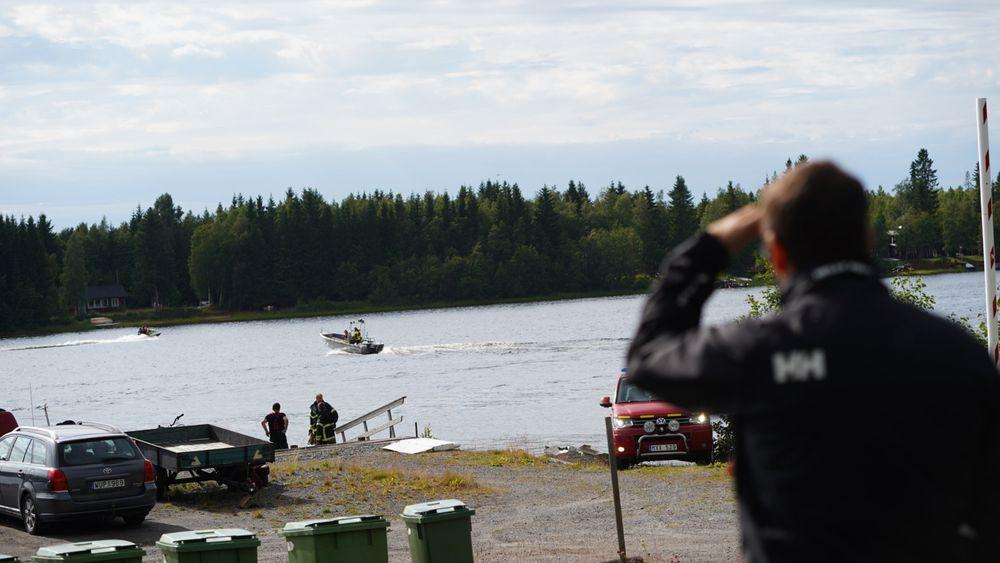 Redningstjenesten leter etter vrakdeler fra det forulykkede flyet ved Umeå. 