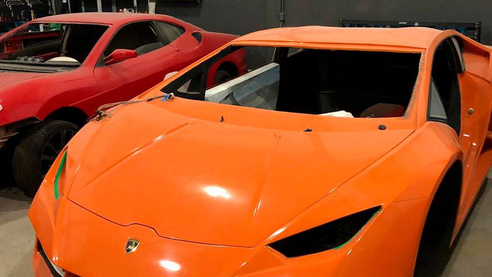 En halvferdig falsk italiensk sportsbil blir beslaglagt i Santa Catarina i Brasil etter at fabrikken ble stengt av politiet. 