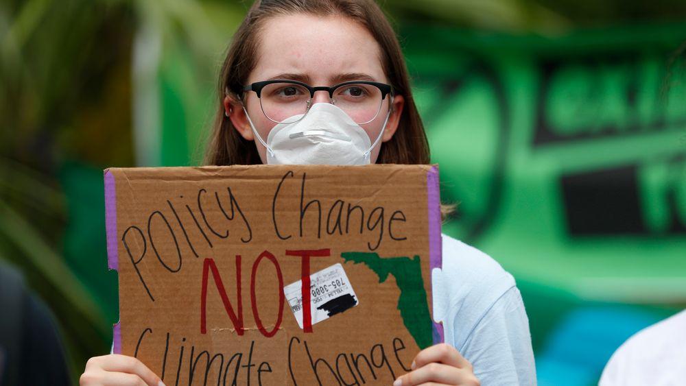 I dag er jordas ressurser for i år brukt opp. En tenåring demonstrerer i Miami i midten av juli hvor hun ber om politiske endringer, ikke klimaendringer. 